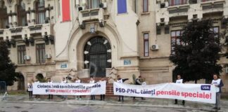 Protest USR împotriva Guvernului în fața Prefecturii Dolj