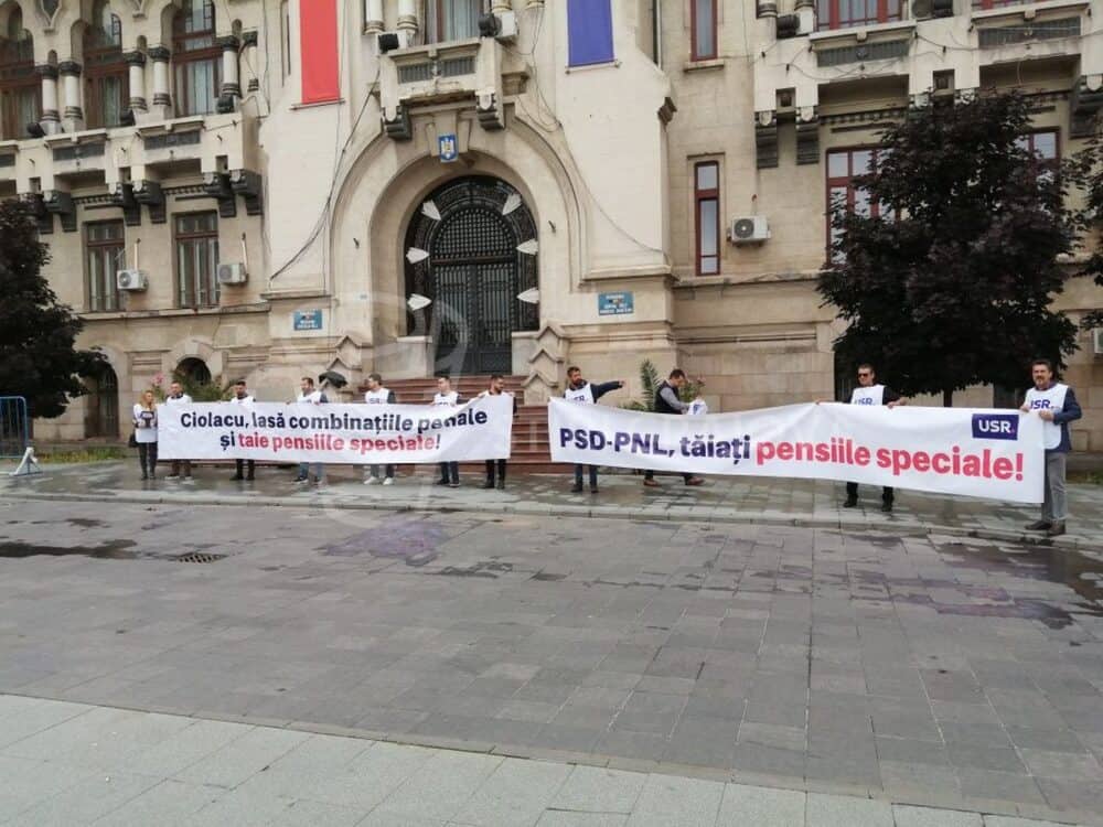 Protest USR împotriva Guvernului în fața Prefecturii Dolj