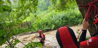 FOTO O persoană surprinsă de viitură, salvată cu un echipament unic în România, folosit pentru prima dată într-o acțiune reală