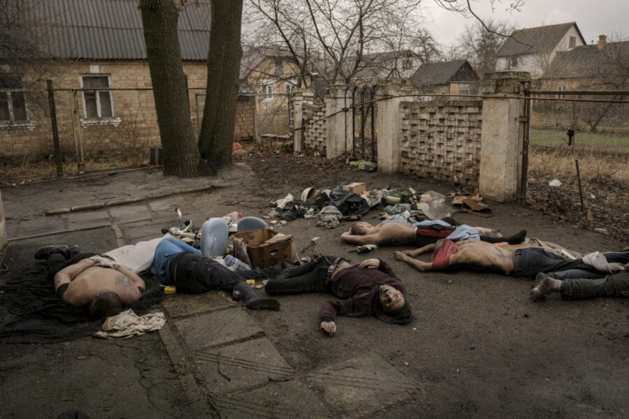 Fotografia care i-a adus lui Vadim Ghirdă premiul Pulitzer, împreună cu echipa AFP. Bărbați ucraineni, uciși la Bucia, de către ruși, cu mâinile legate la spate
