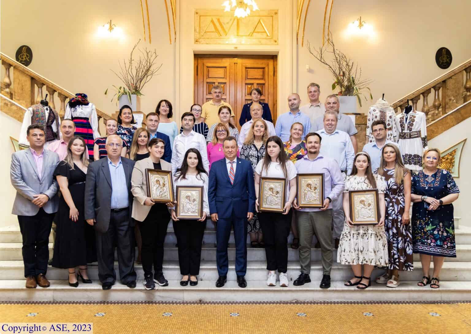 Conducerea Academia de Studii Economice a decis să recompenseze studenții cu rezultate deosebite cu premii constante în icoane.