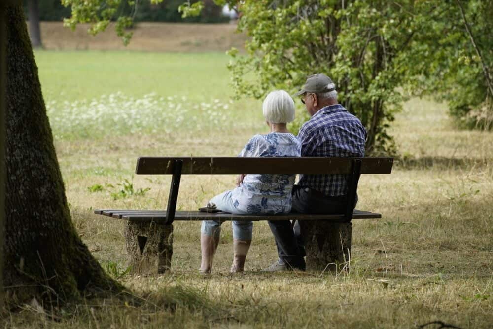 Noua lege a salarizării va permite pensionarilor cu stagiul de cotizare mai mic de 15 ani să opteze între pensia minim garantată