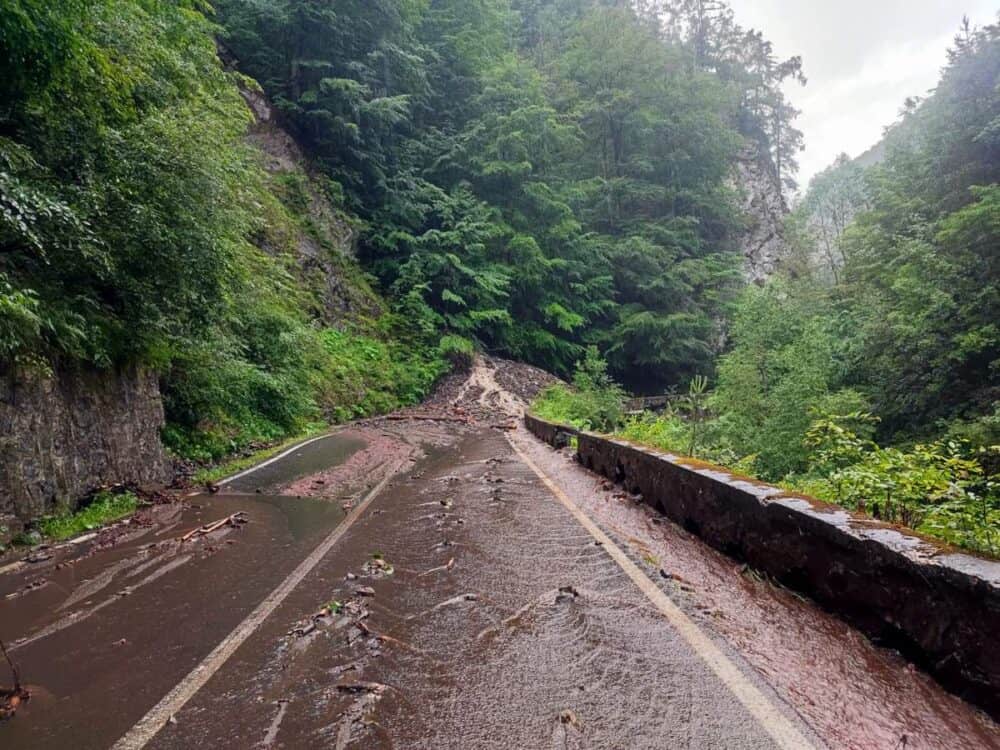 Traficul rutier pe Transfăgărăşan a fost blocat pe ambele sensuri de mers, din cauza căderilor masive de pietre şi copaci de pe versanţi