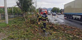 17 localităţi din Hunedoara, afectate de furtună. Peste 4.000 de consumatori nu au curent electric