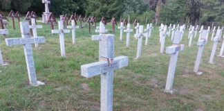 Incident la Valea Uzului - Organizații neo-legionare au pus 150 de cruci de lemn în cimitir, pe locul celor de beton care fuseseră demolate