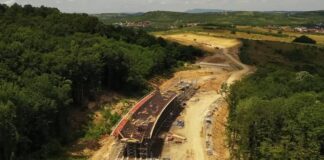 Primul drum construit de chinezi în România e un eșec: de trei ani o companie din China lucrează la un drum de 5,5 km cu o bandă pe sens.