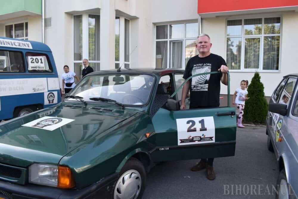 Un grup de polonezi care iubesc România vizitează anual țara noastră la volanul unor Dacii vechi