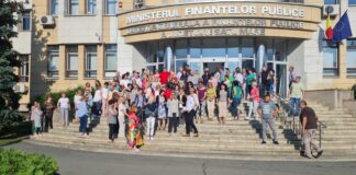 Angajații din Ministerul Finanțelor protestează din cauza reformei bugetarilor - ei îi cer demisia lui Boloș