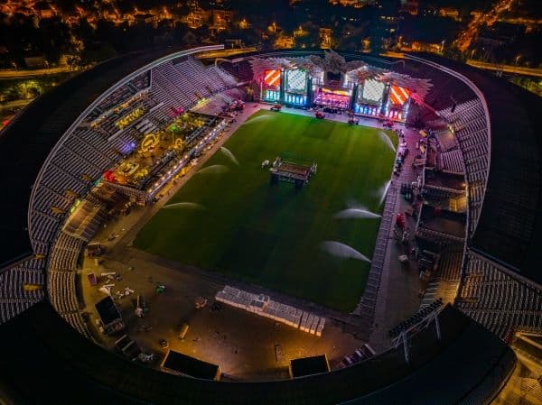 Scena mare de la UNTOLD de la Cluj Arena este aproape gata pentru o nouă ediție magică a festivalului clujean