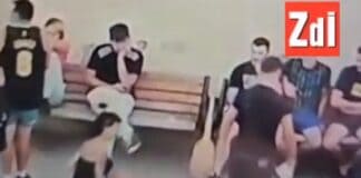 Poliţist filmat în timp ce loveşte şi pune la pământ o femeie. Dusă la secţie, femeia ar fi fost bătută iar