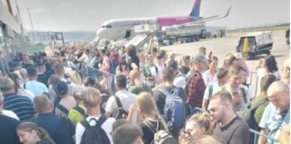 Haos pe Aeroportul din Iași - sute de pasageri ţinuţi cu capul în soare pe caniculă, unii așteptând de aproape o oră să intre în Terminal.