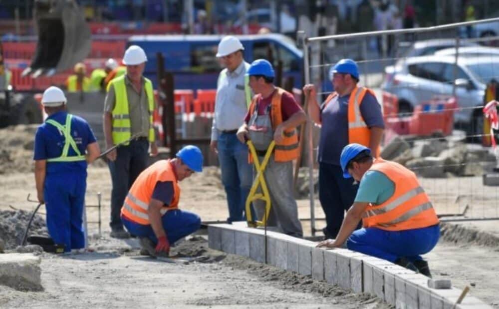 Firmele ieşene din domeniul construcţiilor au mai puțini angajați decât în 2008