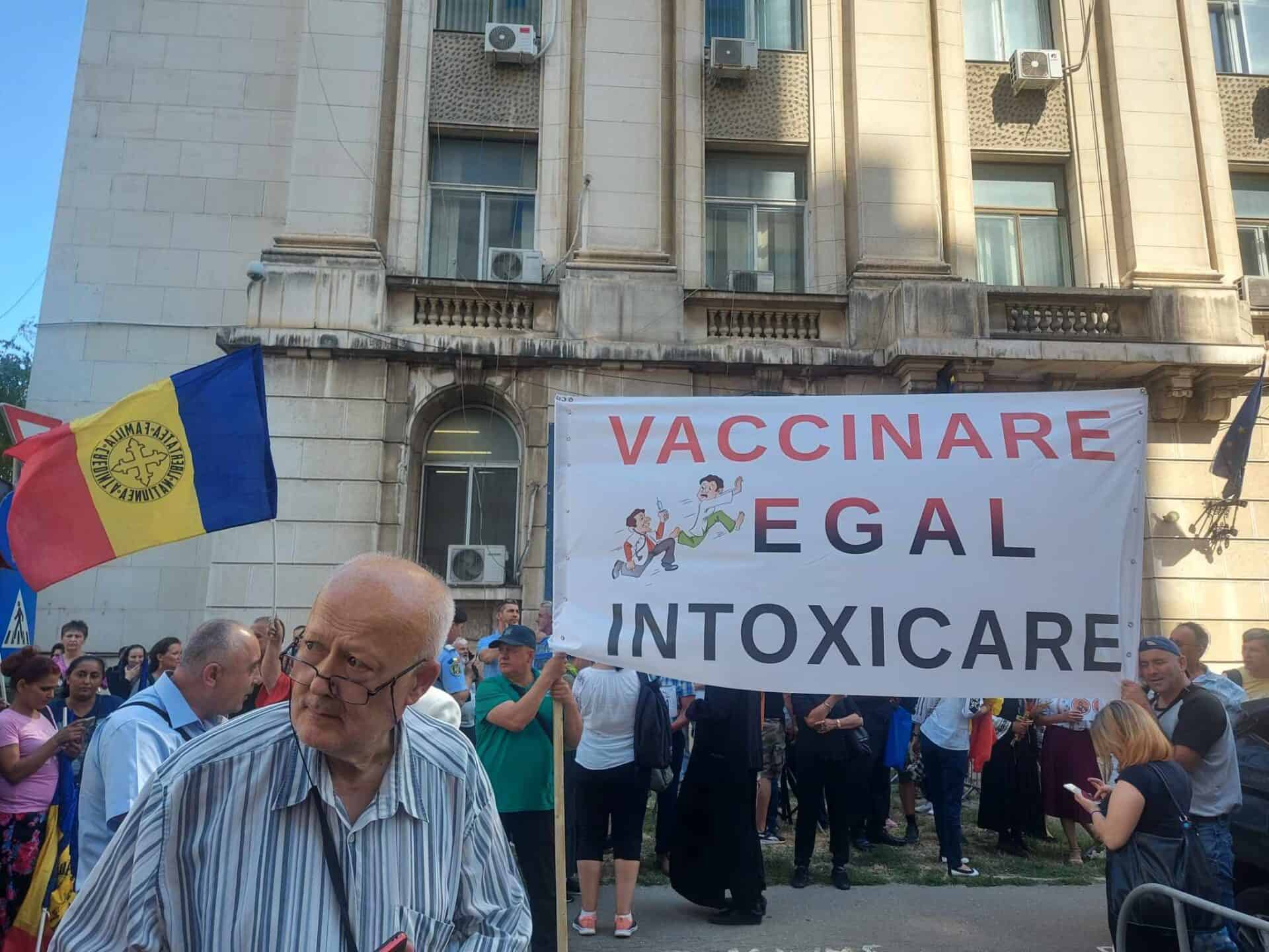 Îmbrânceli cu jandarmii la Ministerul Sănătății, unde protestatarii aduși de AUR au încercat să intre în sediu