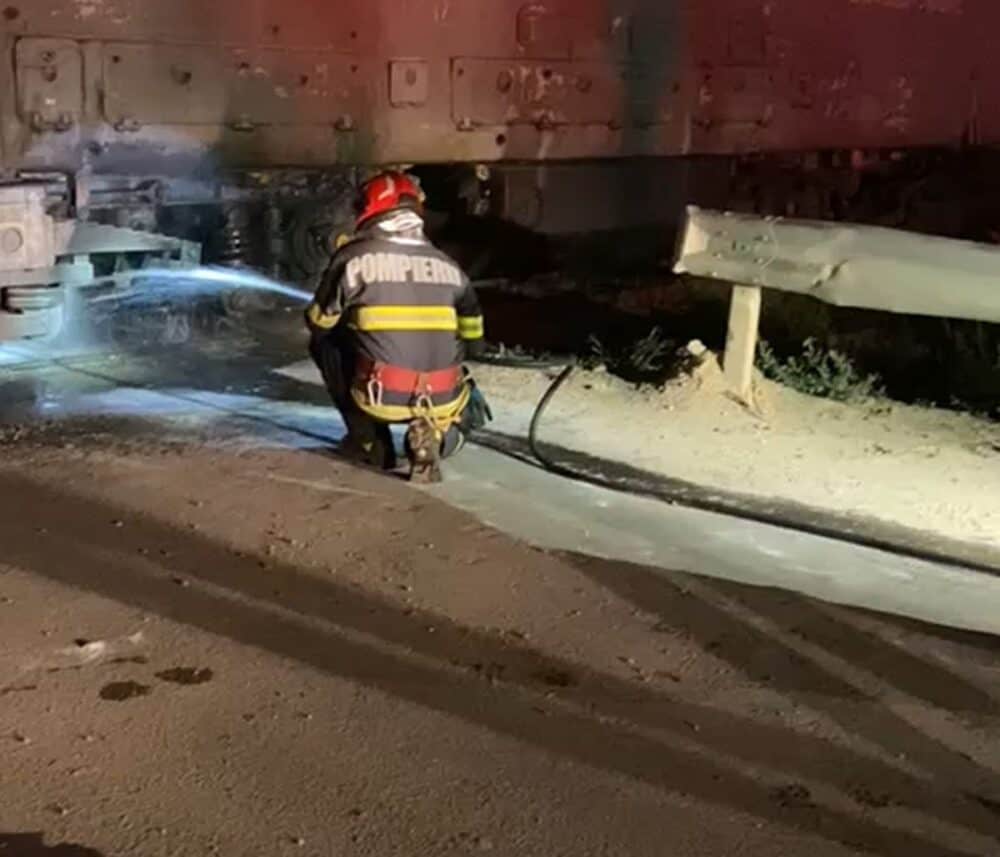 Locomotiva unui tren personal a luat foc în Bihor