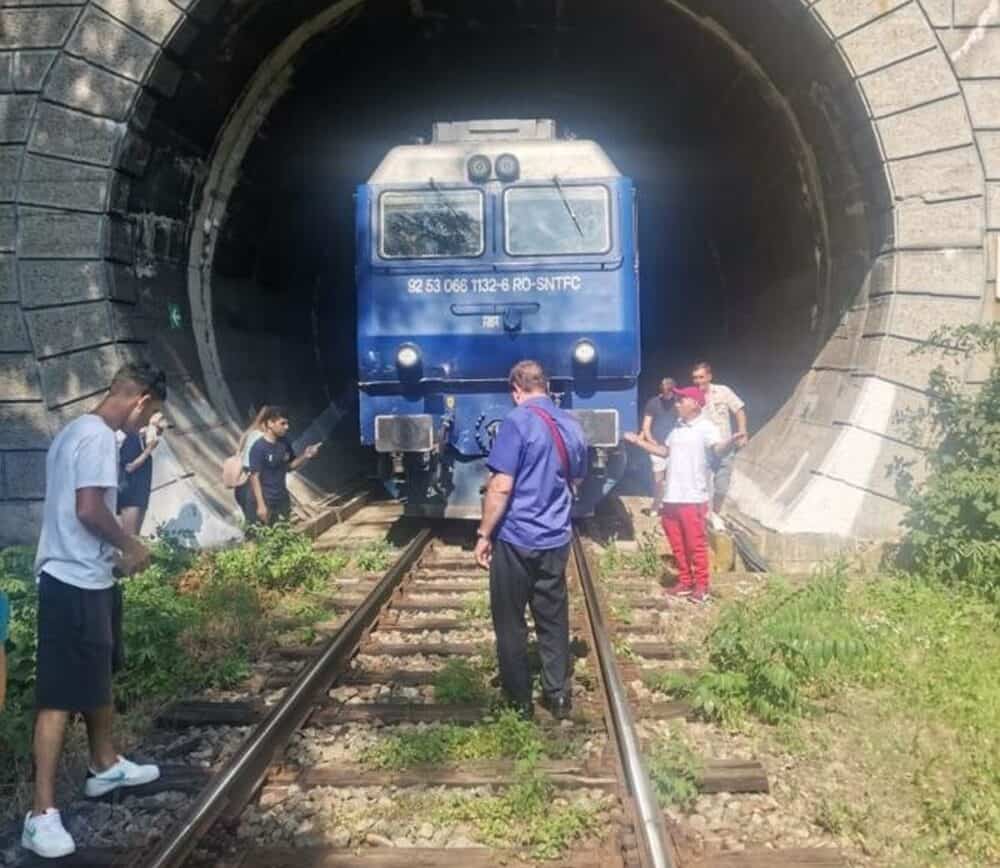 Un tren Inter Regio a rămas blocat într-un tunel în județul Iași, după ce locomotiva s-a defectat. Apoi a întârziat din cauza unui macaz defect