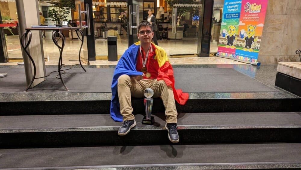 Doi elevi au dus România pe primul loc la nivel mondial. Ei şi profesorii lor explică ce se află în spatele unui mare succes