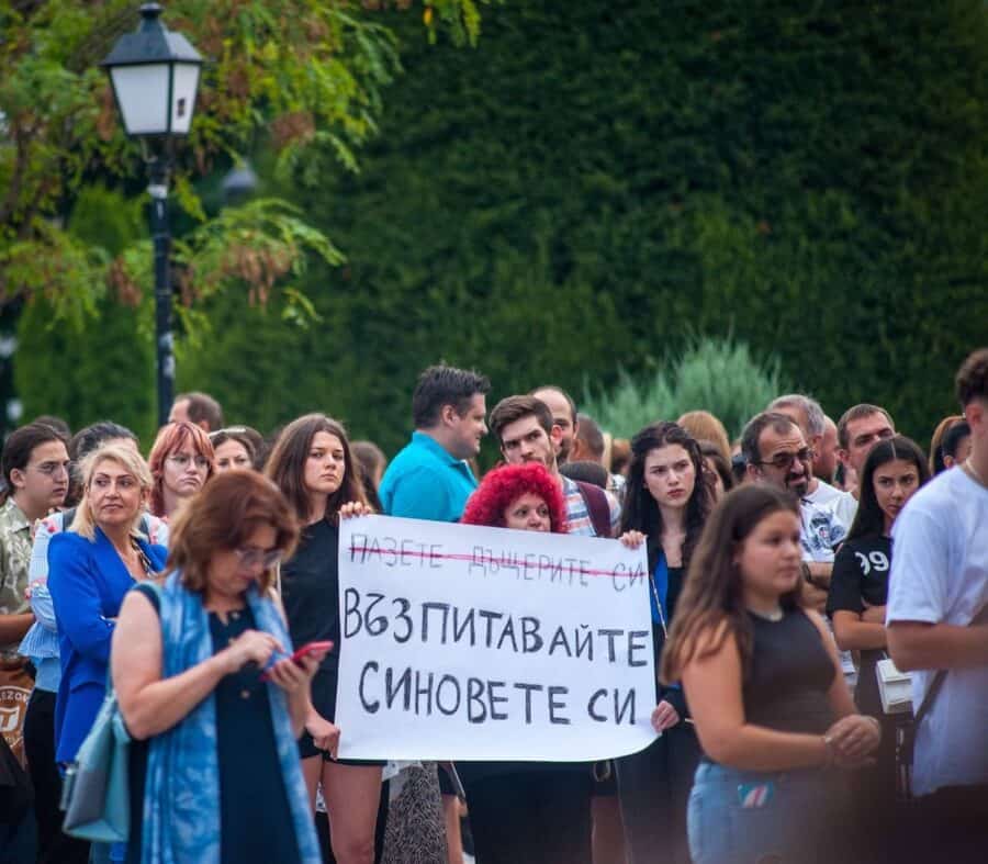 Un bărbat și-a tăiat partenera de 400 de ori. Protest la Ruse, împotriva modului cum au tratat autoritățile agresiunea 