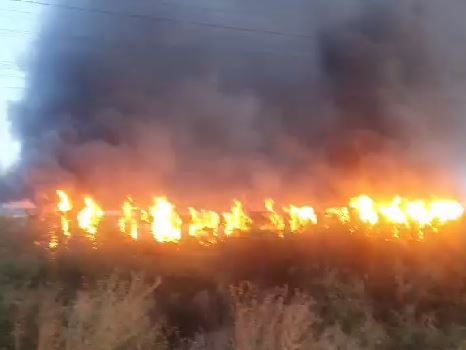 BREAKING Un tren de călători a luat foc în apropiere de Oradea. Zeci de persoane au fost evacuate în siguranță