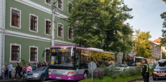 Elevii din zona metropolitană Cluj ar putea avea transport gratuit pe toate liniile de autobuz. Sursă foto Facebook Emil Boc