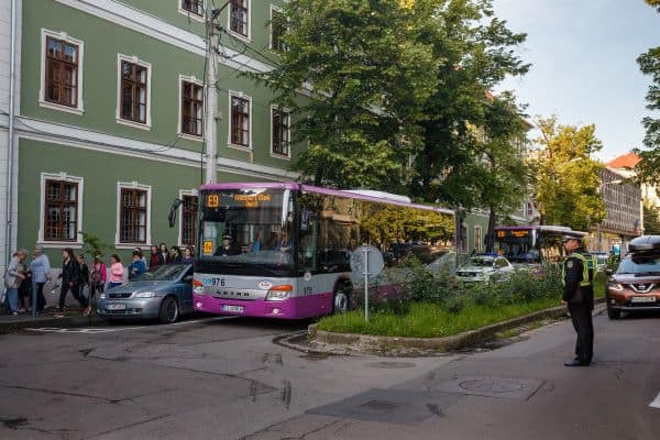 Elevii din zona metropolitană Cluj ar putea avea transport gratuit pe toate liniile de autobuz. Sursă foto Facebook Emil Boc