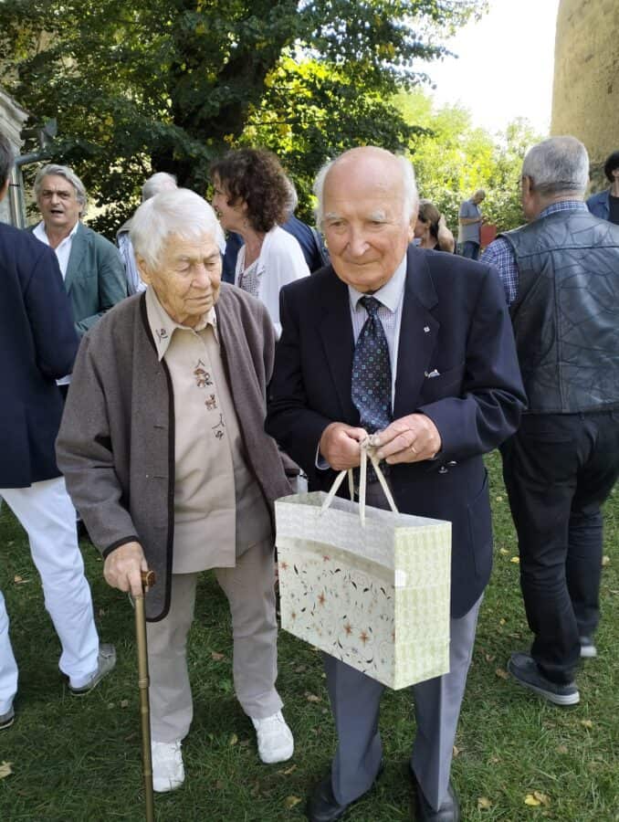 Pieters Hermann cu cadoul pentru prietenul său, în ziua în care scriitorul Schlattner a împlinit 90 de ani  