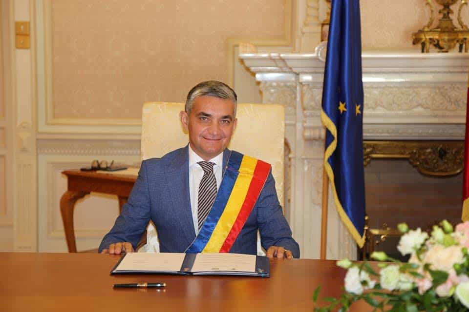 Primarul din Sinaia și-a extins benzinăria, fără autorizație, către calea ferată