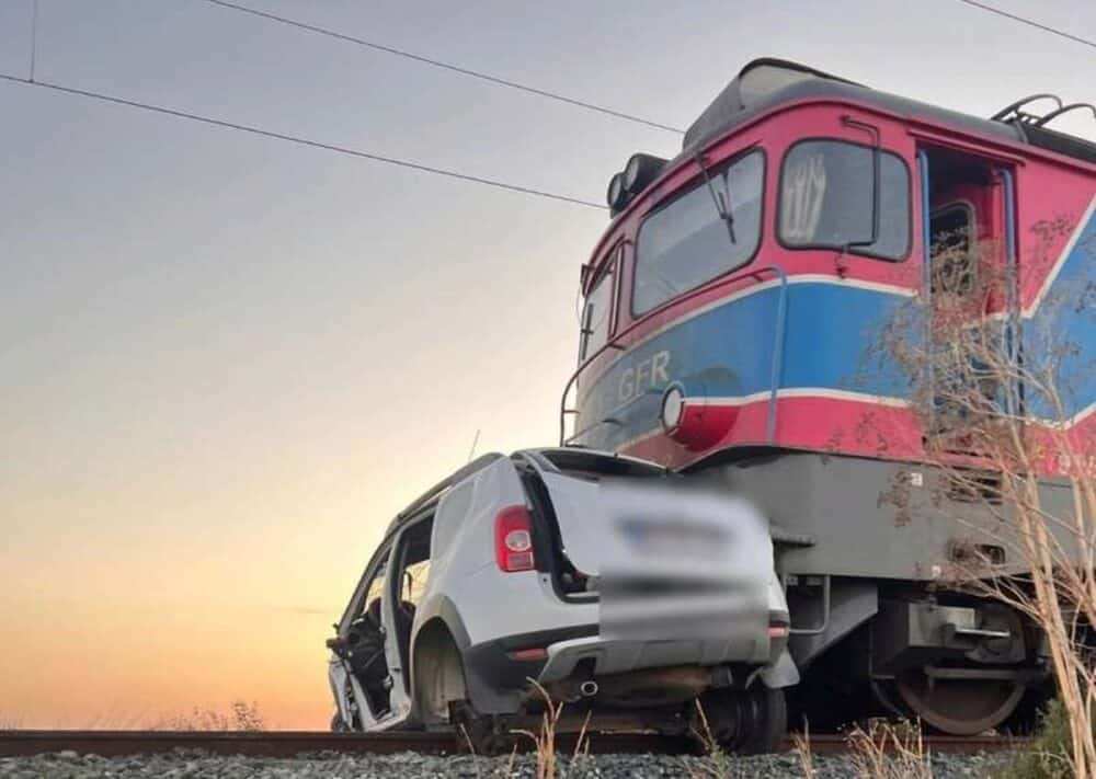 Accident grav în Buzău. Trei morți și un rănit în stare critică, după ce un tren a lovit o mașină