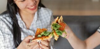 Românii au comandat online 320.000 de pizza și 327.000 de șaorme, vara asta. Foto Pexels