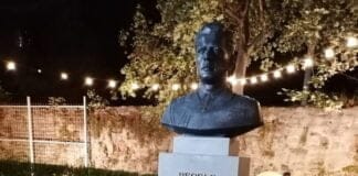 Statuia Regelui Mihai din Bistrița, restaurată după ce presa a semnalat vandalizarea ei