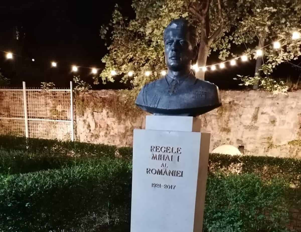 Statuia Regelui Mihai din Bistrița, restaurată după ce presa a semnalat vandalizarea ei