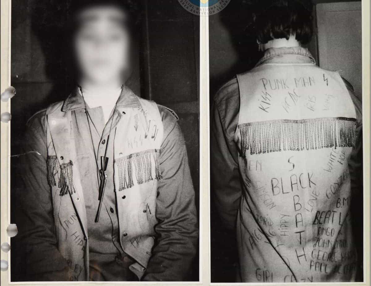 Fotografii cu tineri reținuți în anii 1980 pentru că purtau haine cu trupe din Occident, publicate de CNSAS