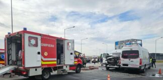 Accident grav între 2 microbuze, în Sibiu. 19 persoane au fost transportate la spital