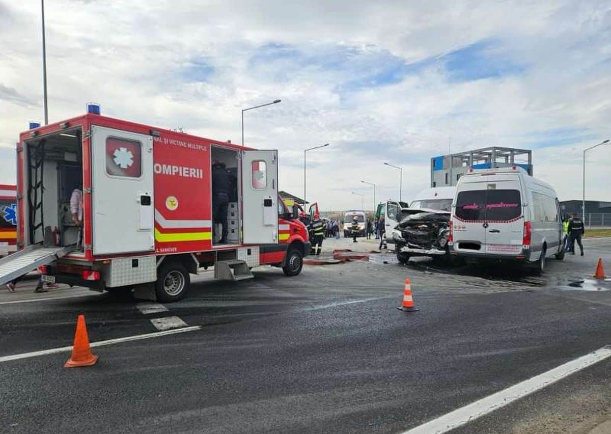 Accident grav între 2 microbuze, în Sibiu. 19 persoane au fost transportate la spital