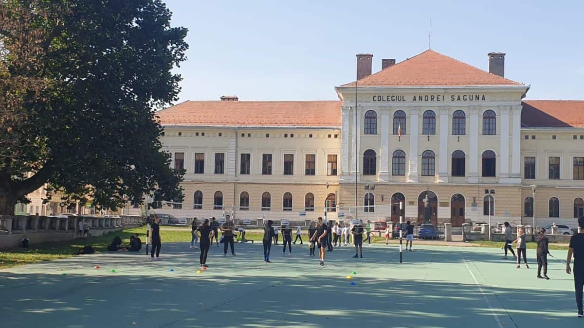 Liceeni din Brașov dau meditații gratuite la care se pot înscrie toți elevii din oraș