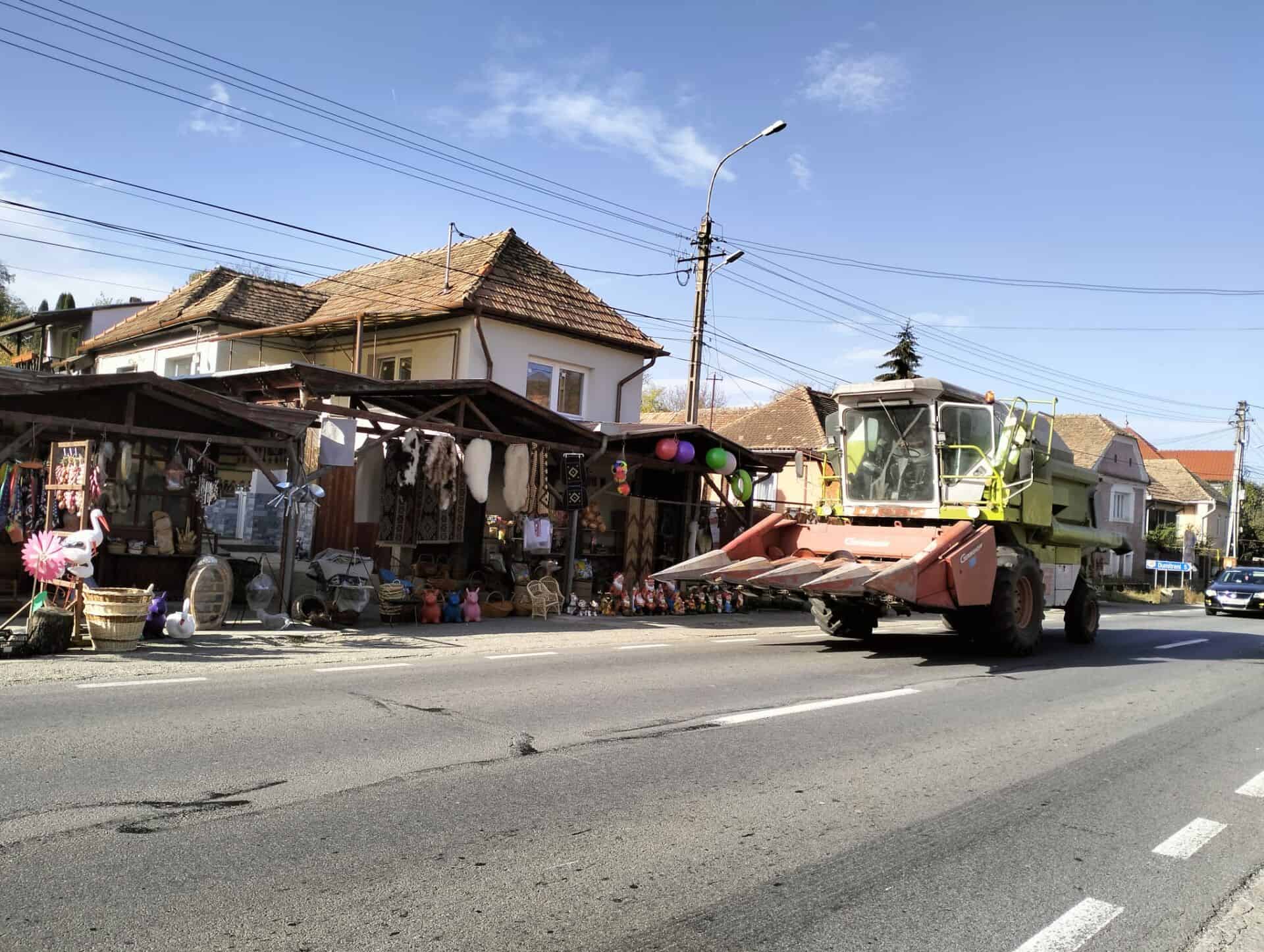 Toamna ca vara. Sunt 27 de grade afară, e sfârșit de octombrie și străzile pline de oameni ca-n serile toride de vară.