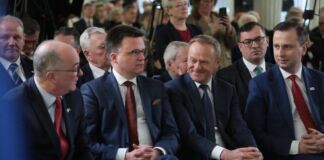 Włodzimierz Czarzasty, Szymon Hołownia, Donald Tusk și Władysław Kosiniak-Kamysz la o ceremonie pentru a marca cea de-a 25-a aniversare a Constituției, Varșovia, 2 aprilie 2022. Foto Gazeta Wyborcza