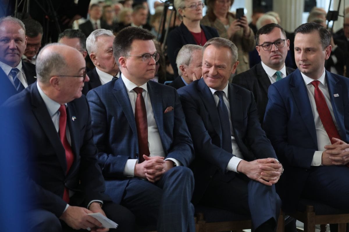 Włodzimierz Czarzasty, Szymon Hołownia, Donald Tusk și Władysław Kosiniak-Kamysz la o ceremonie pentru a marca cea de-a 25-a aniversare a Constituției, Varșovia, 2 aprilie 2022. Foto Gazeta Wyborcza