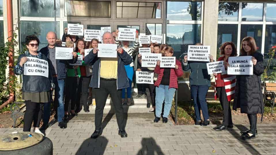 Protest al angajaților din casele de pensii. La Alba, oamenii au ieșit în stradă. Foto: ziarulunirea.ro