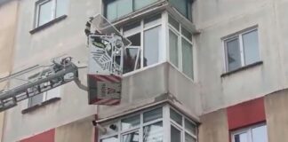 VIDEO Ploieşti: copil de 4 ani îşi încuie părinţii afară pentru a se uita la desene animate în linişte - pompierii au intervenit