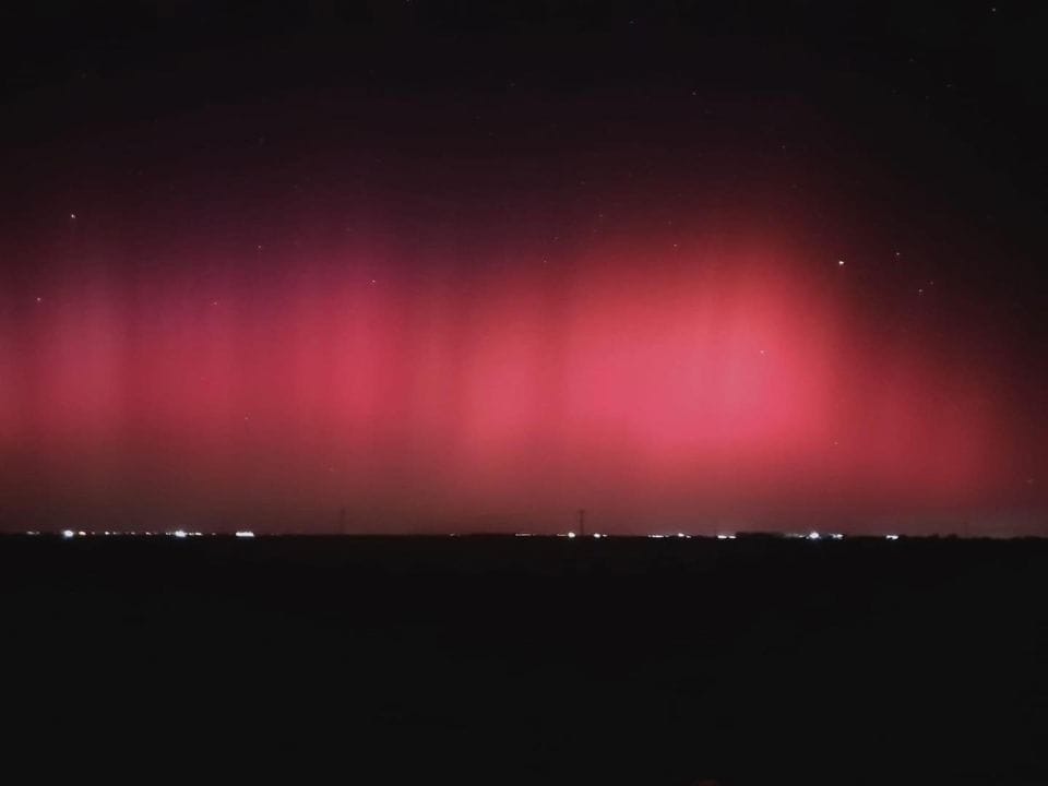 FOTO Auroră boreală, vizibilă duminică seară în mai multe zone din România: Timiş, Bihor, Cluj, Caraş Severin, Bucureşti, Giurgiu, Ialomiţa