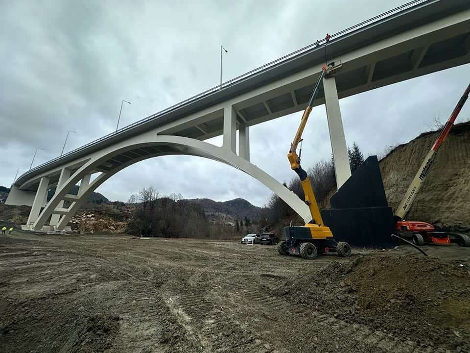 Primul pod metalic în arc de cerc