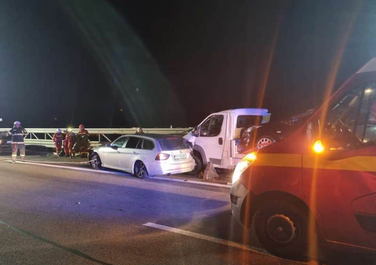 Accident cu 6 maşini pe autostrada A1, în judeţul Sibiu. Trei adulţi şi un copil de 6 luni, transportaţi la spitale