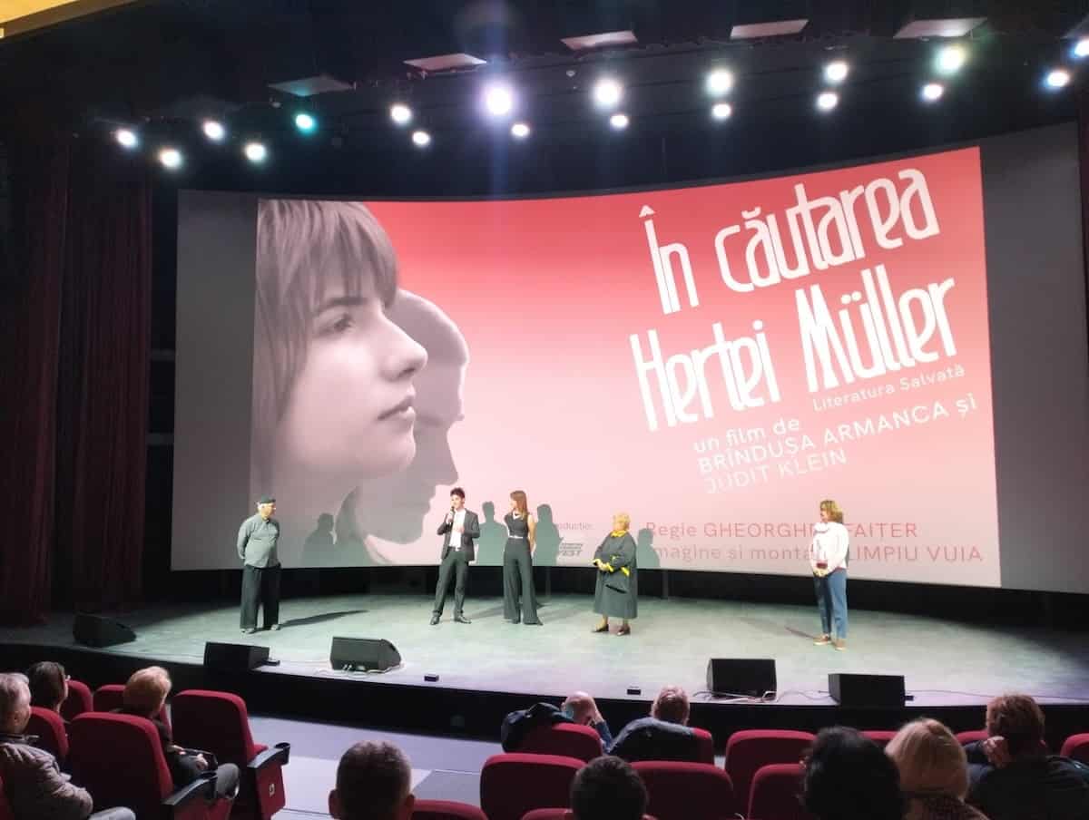 Cui îi e frică de Herta Müller? E o seară de toamnă târzie la Timișoara. Se proiectează filmul „În căutare Hertei Müller”.