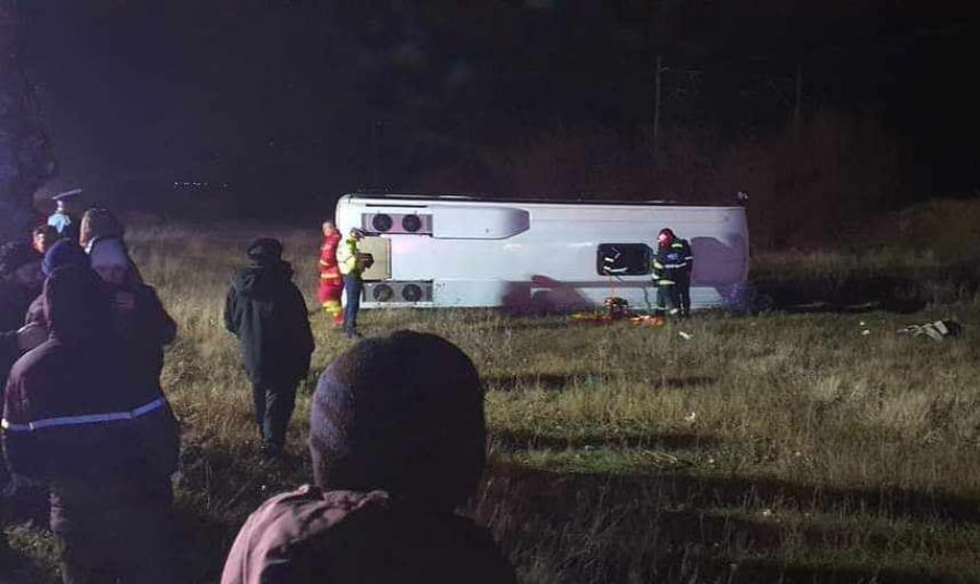 Accident mortal la Galați - microbuz plin cu pasageri, răsturnat în această după-amiază, pe raza localității Tudor Vladimirescu