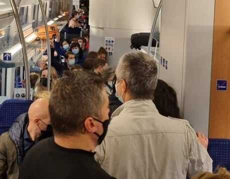 Săgeata de Câmpulung aglomerează trenul de Aeroport