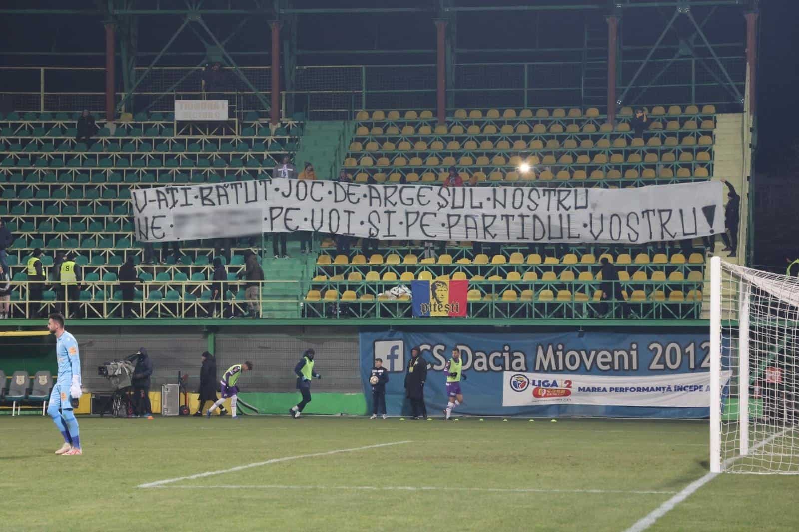 Suporterii lui FC Argeş din Peluza Nord Piteşti