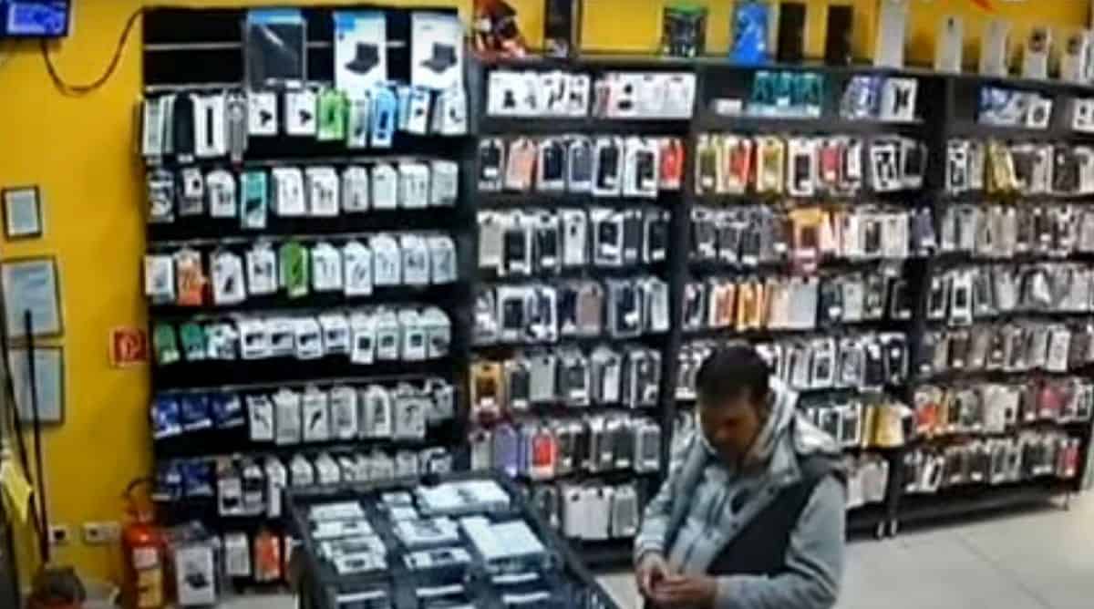 VIDEO Imagini cu fostul primar fugar din Baia Mare. Cherecheș, filmat într-un magazin cu accesorii pentru telefoane mobile din Ungaria