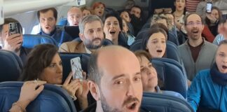 VIDEO Imnul României, cântat de Corul Madrigal, în avion deasupra Americii