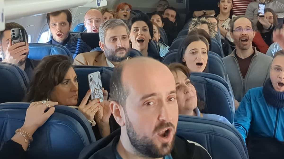 VIDEO Imnul României, cântat de Corul Madrigal, în avion deasupra Americii