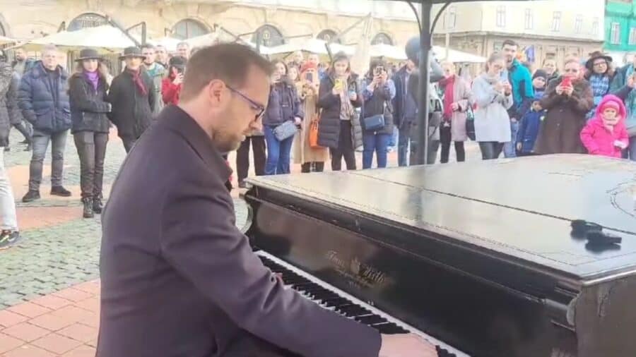VIDEO Dominic Fritz, moment special de Ziua Națională: a cântat la pian „Deșteaptă-te, române!”, în Piața Libertății